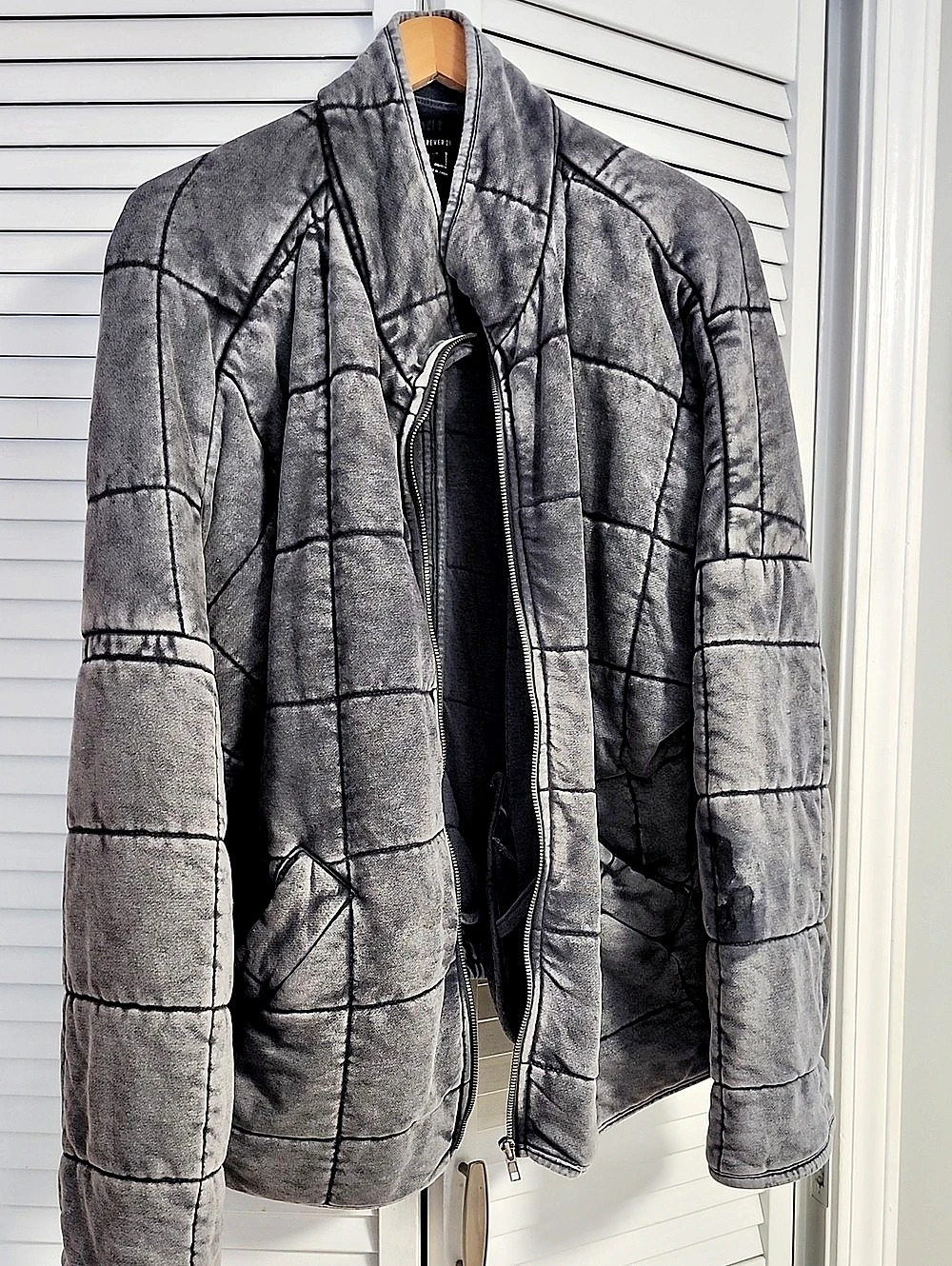 Forever 21 Quilted Puffer Jacket in Gray Large Like New